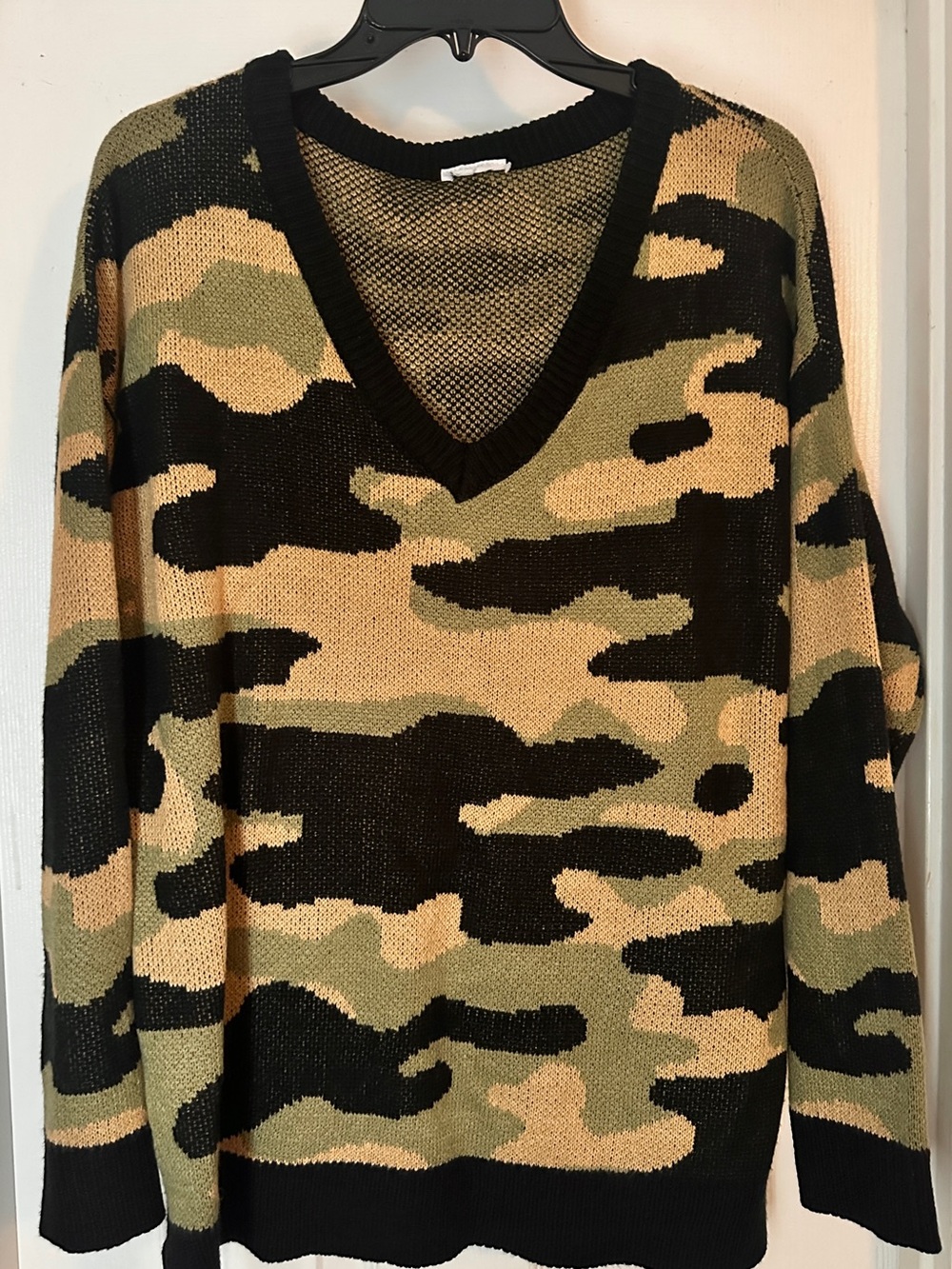 LuLaRoe Torrie Camo Women's V-Neck / Camouflage Sweater in Black, Olive, Tan